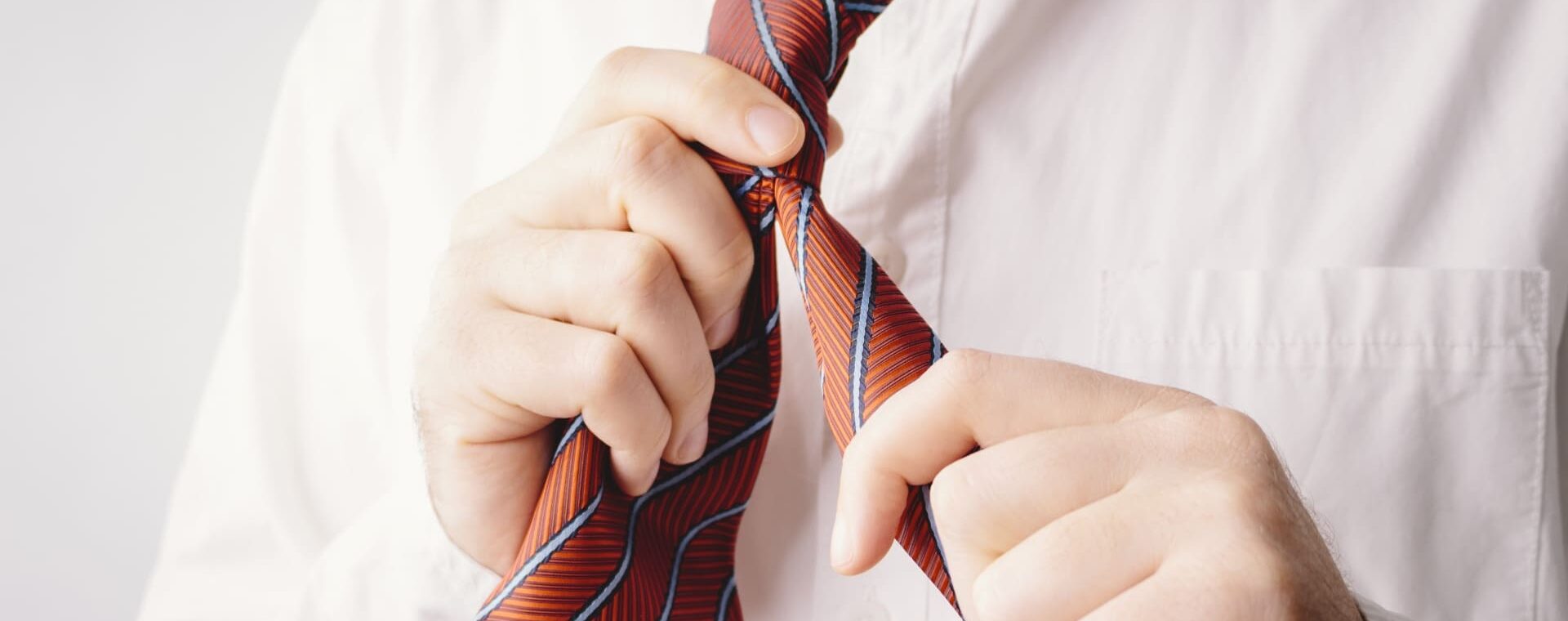 ネクタイを結ぶ