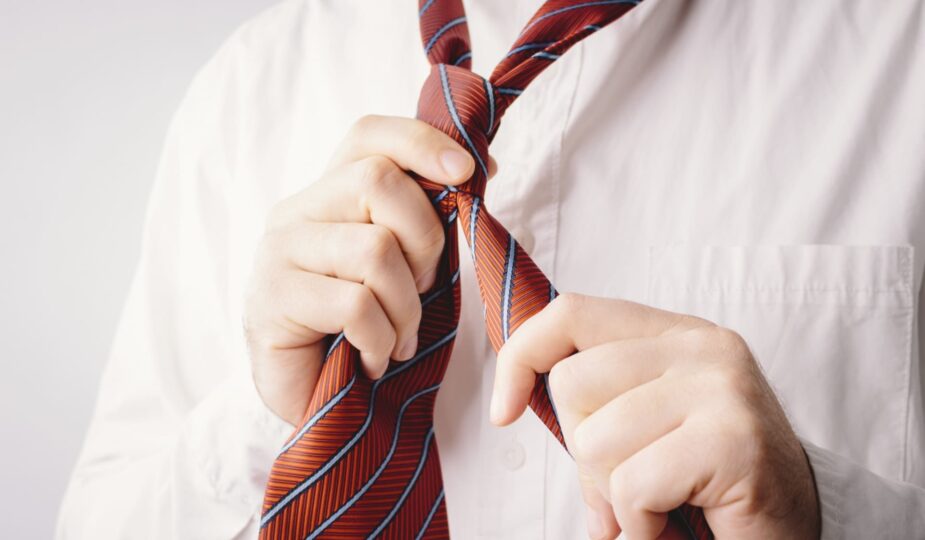 ネクタイを結ぶ